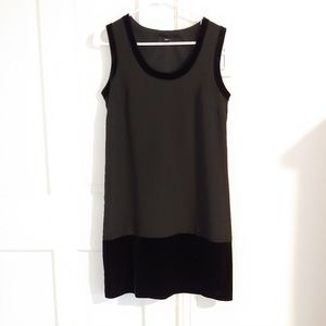 Black Flapper-like Dress with Velvet Trim